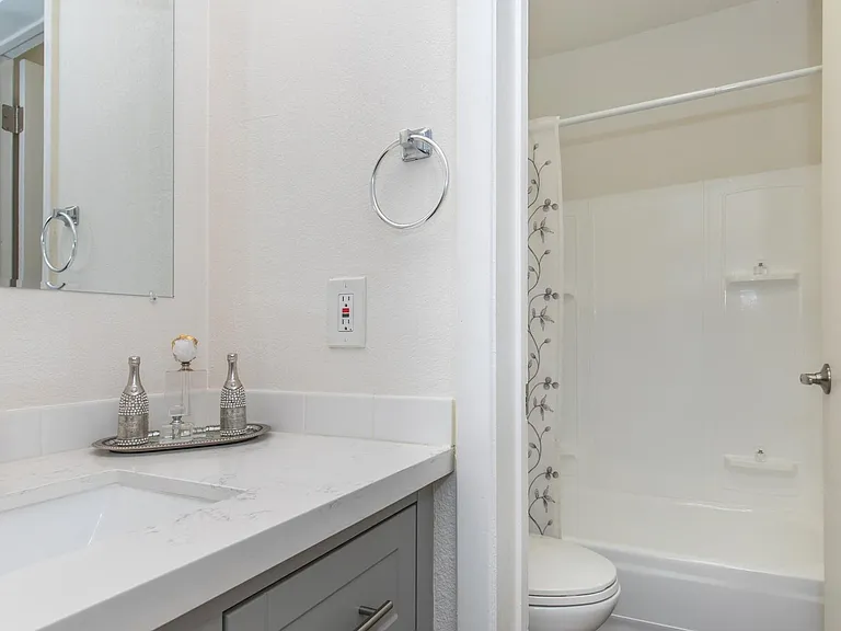 Studio 710 Apartments — Photo 45