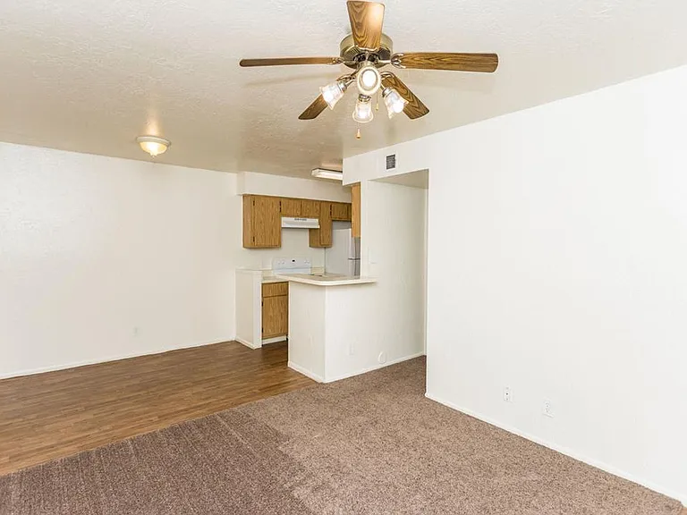 University Square Apartments — Photo 25