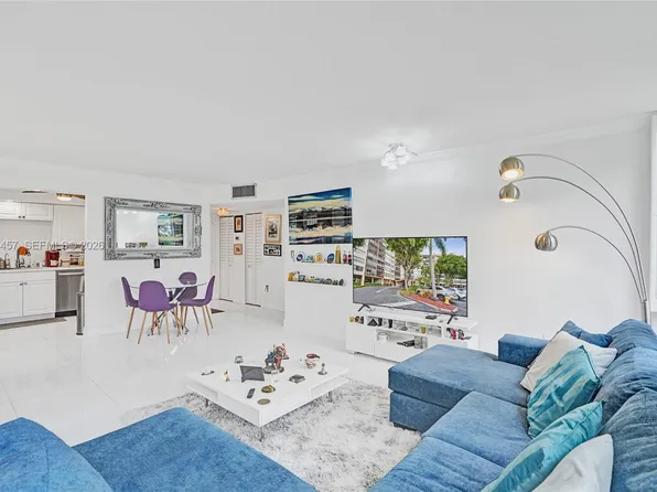 1400 Saint Charles Pl APT 204, Pembroke Pines, FL 33026