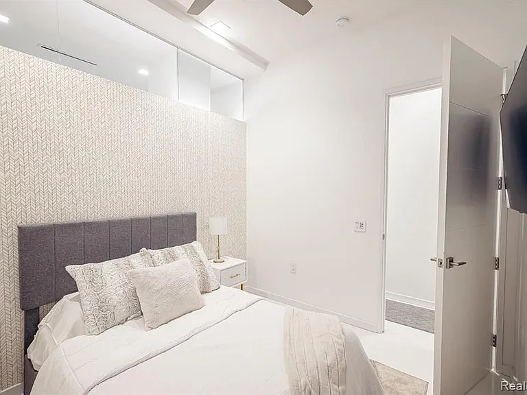 400 S Old Woodward Ave #207 — Photo 11