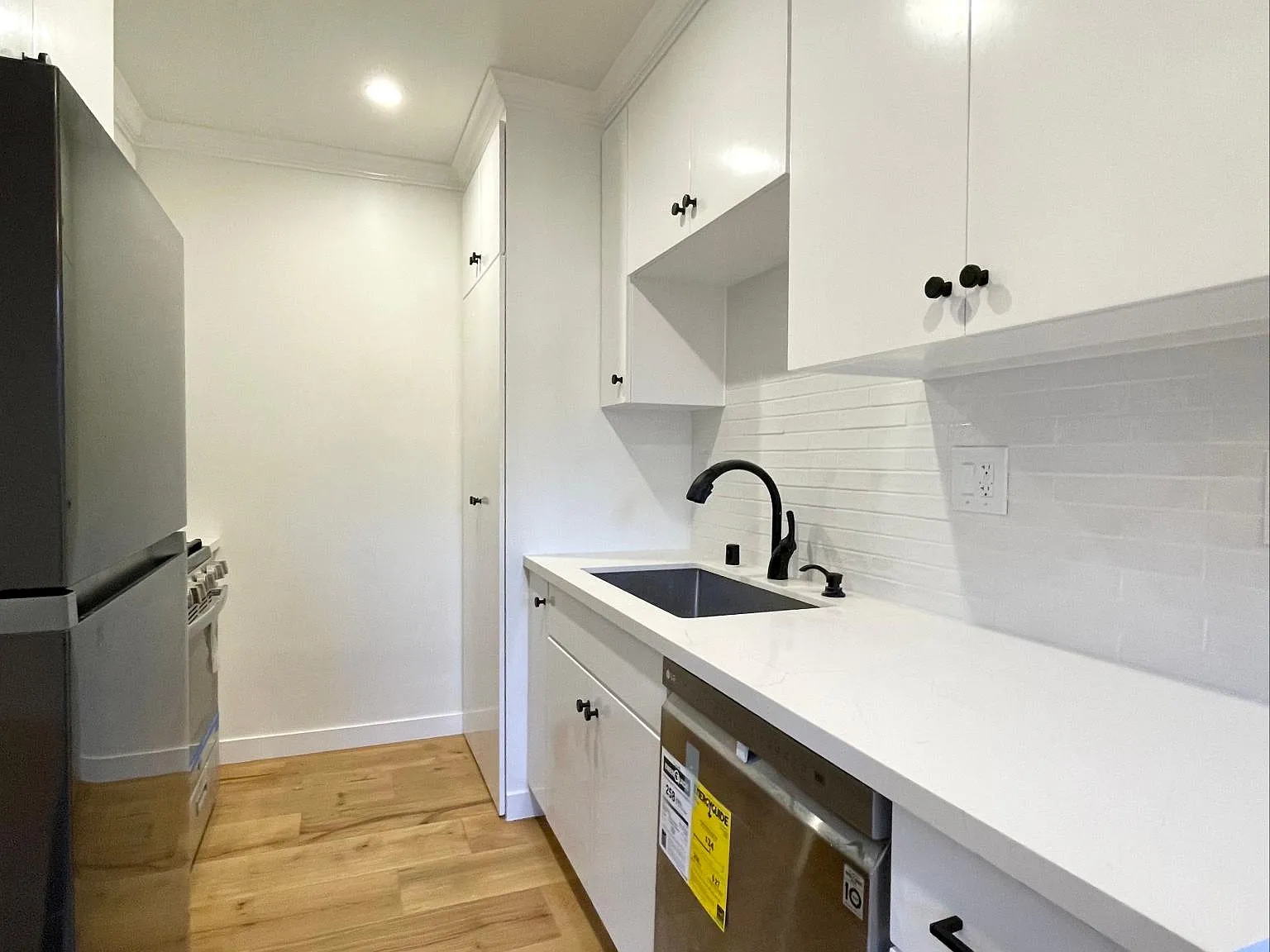 2 bed, 750 sqft, $3,000 — Photo 2