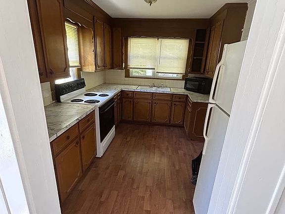 3rd image of 1183 Rainbow Rd