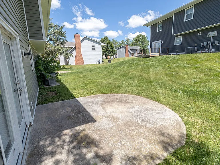 1915 Greenleaves Ct — Photo 32