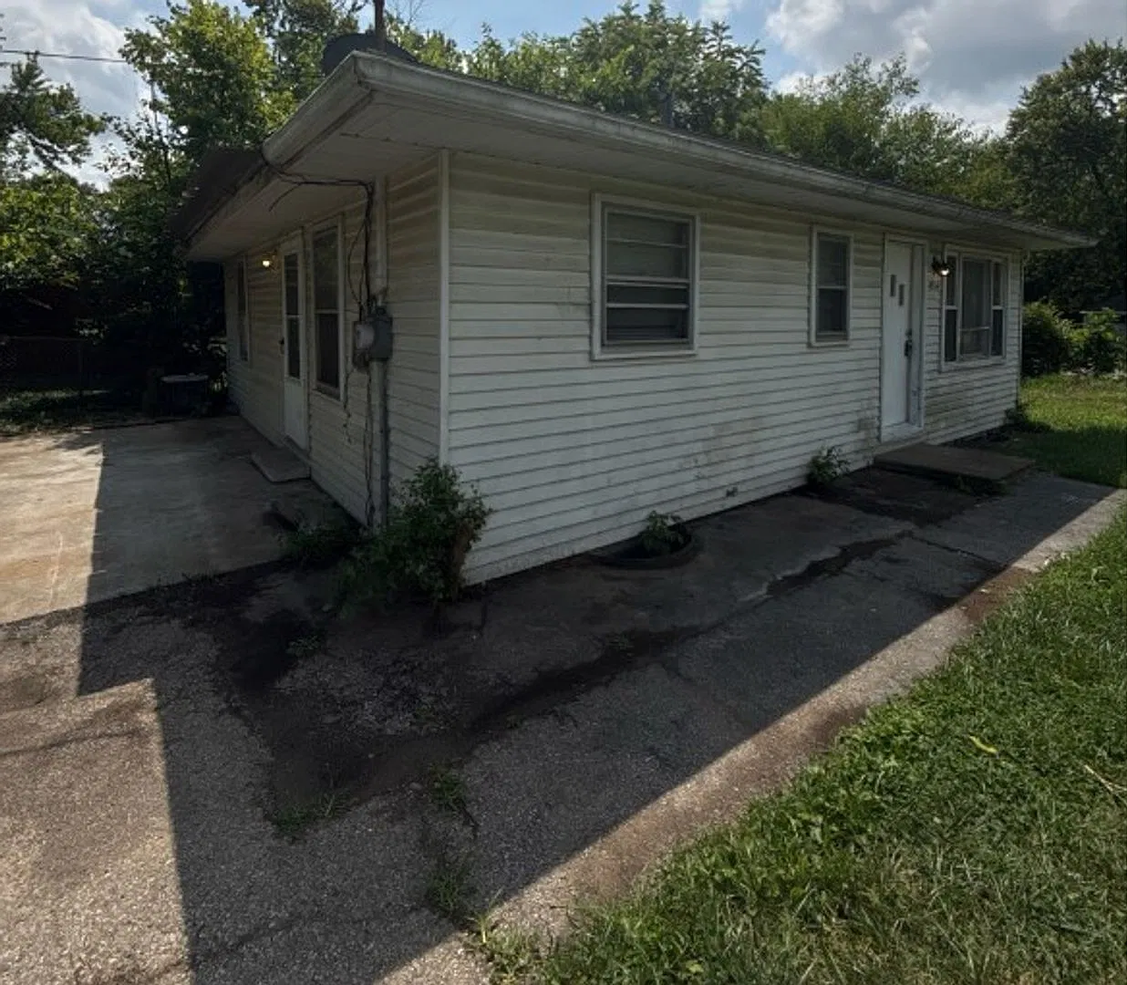 Great 3 bed 1 bath with nice space recently updated — Photo 1