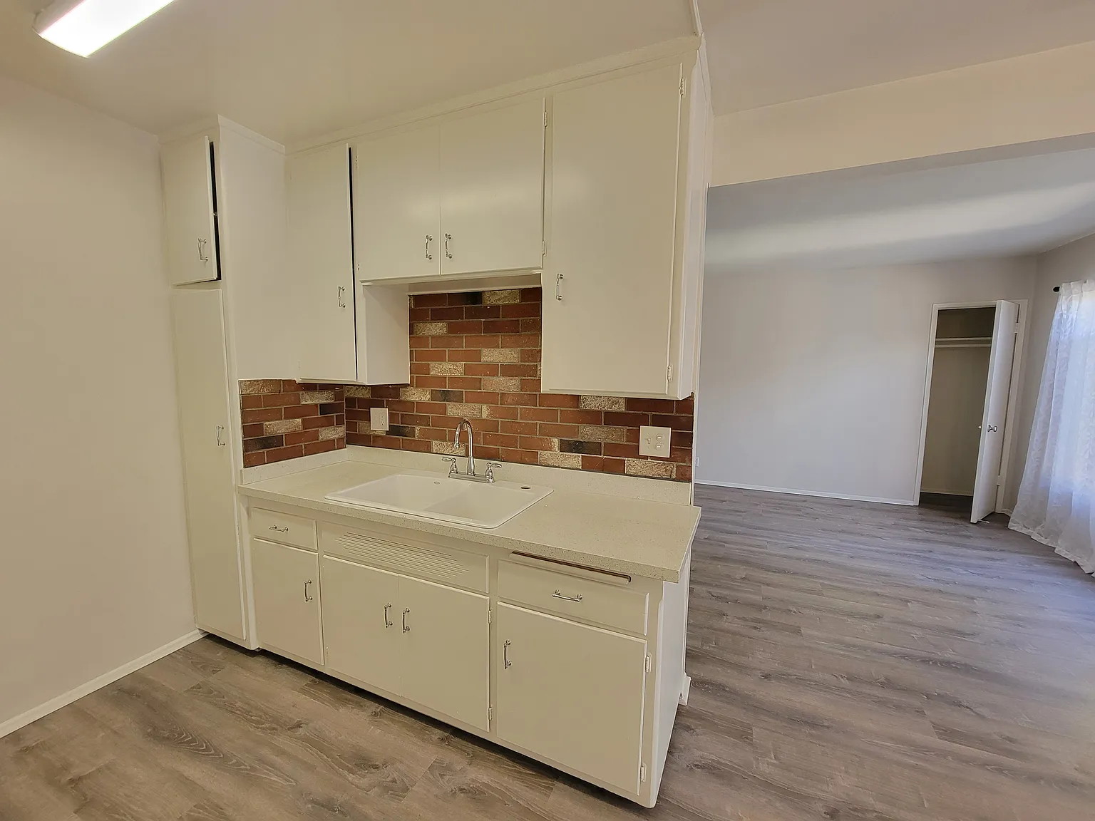 13531 Wyandotte St — Photo 4