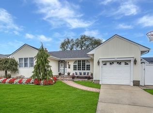 17 Sussex Ln, Bethpage, NY 11714