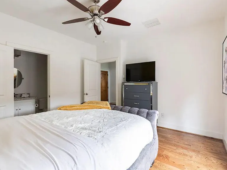 2529 Calumet St — Photo 47