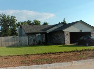 708 Little River Cir, Moore, OK 73160