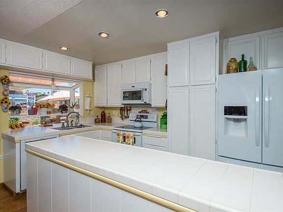 5th image of 1040 Buena Vista Way