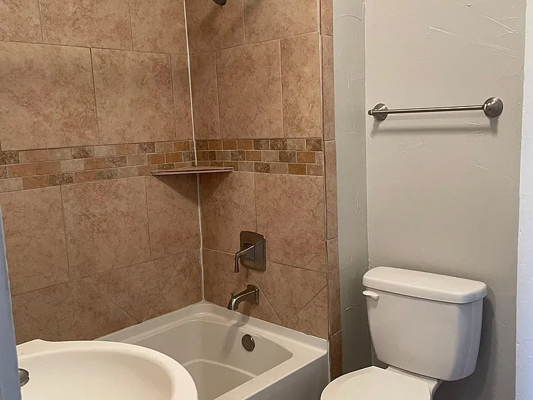 524 12th Ave — Photo 8