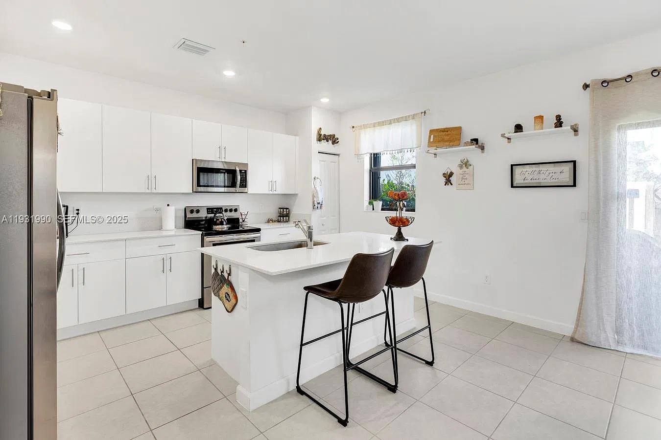 3 bed, 2.5 bath, 1793 sqft, $3,400 — Photo 3