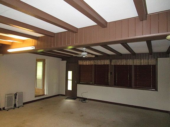 2nd image of 915 E Magnolia Dr