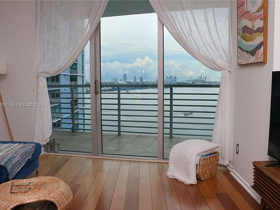 5th image of 325 Biscayne Blvd #1523