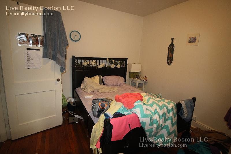 2nd image of 1636 Commonwealth Ave