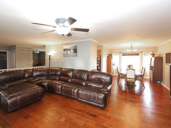 3rd image of 1 Parkview Dr