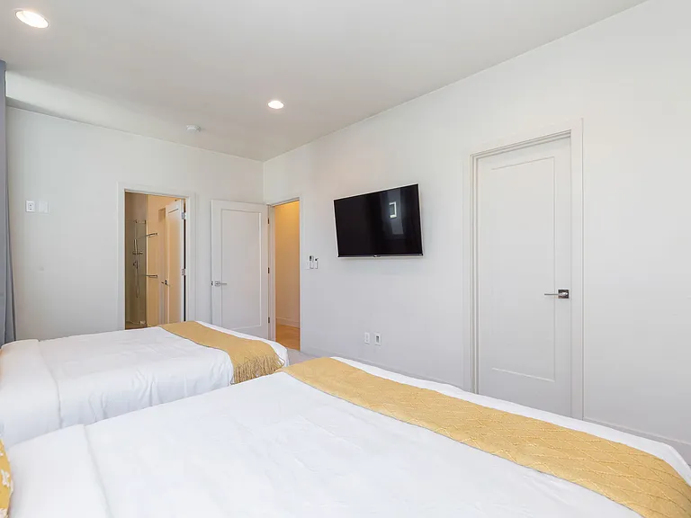 2308B Franklin Ave E — Photo 3