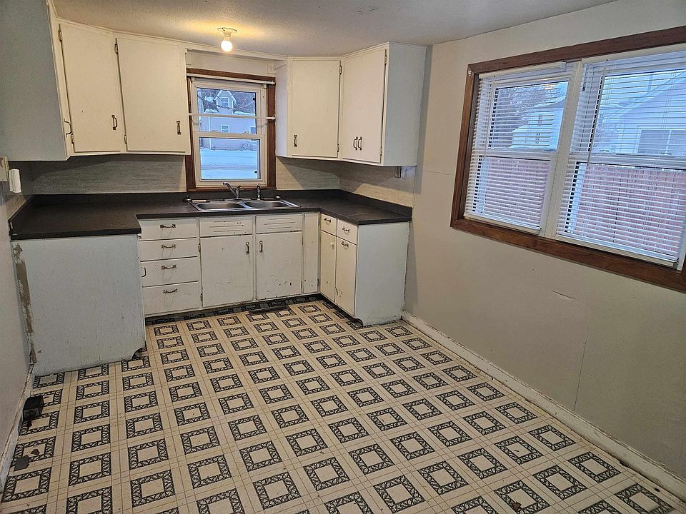 2nd image of 809 Main St