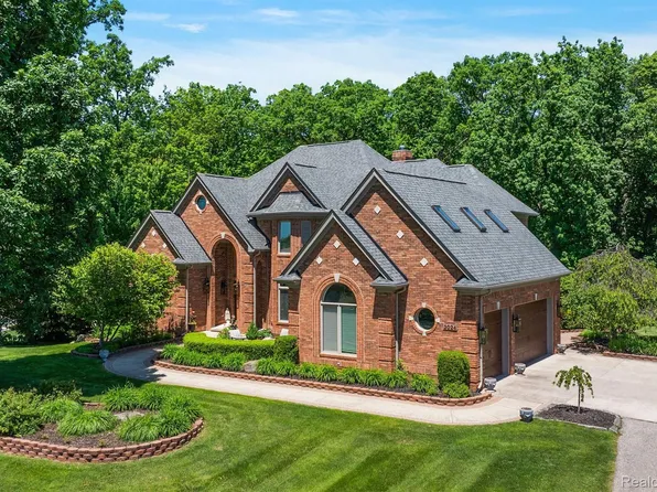 3024 Stone Meadow Dr, Milford, MI 48380