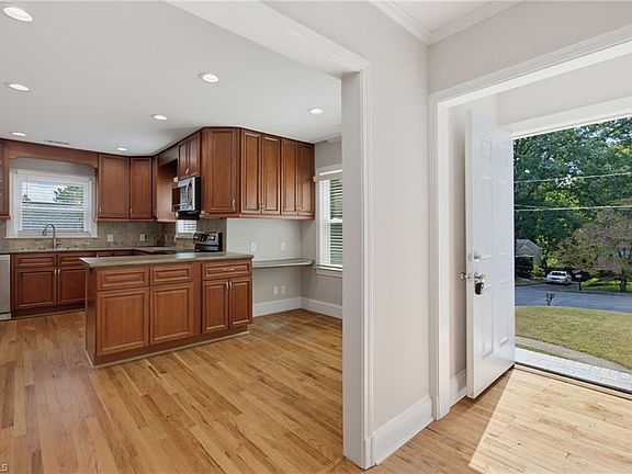 5th image of 525 E Farriss Ave