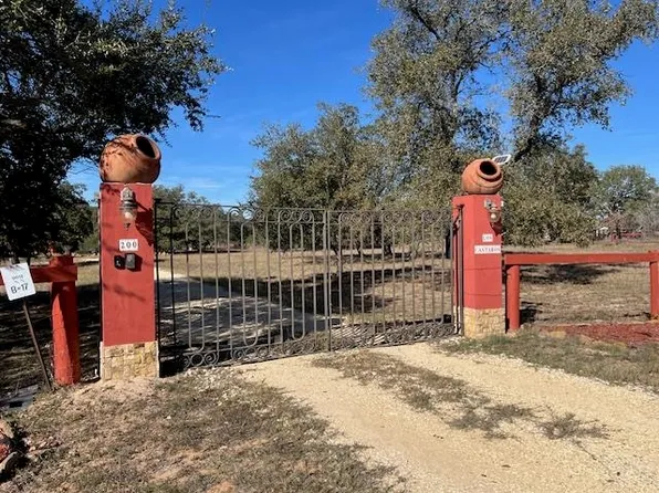 200 County Road 7721, Natalia, TX 78059