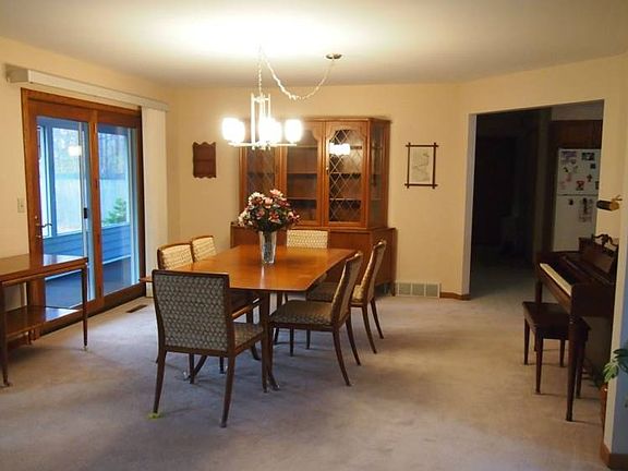 Formal dining!  This flows nicely into the Great Room for extended space.  Pull out those leaves and seat all the relatives for Thanksgiving Dinner!