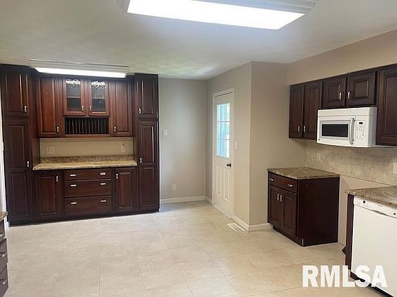 5th image of 515 Canary Ln
