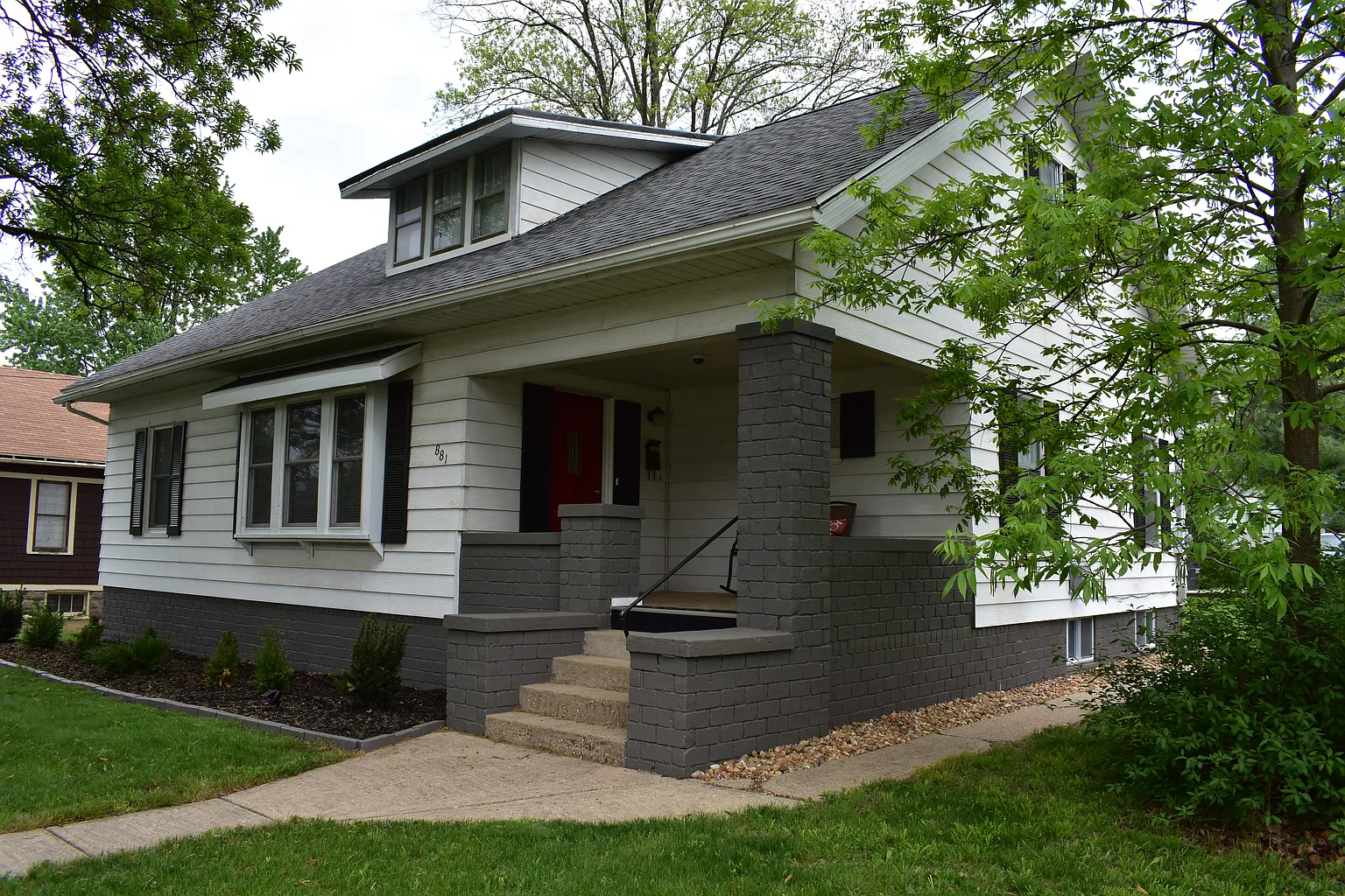 881 Division St photo 1