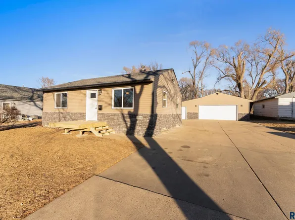 1504 N Jessica Ave, Sioux Falls, SD 57103