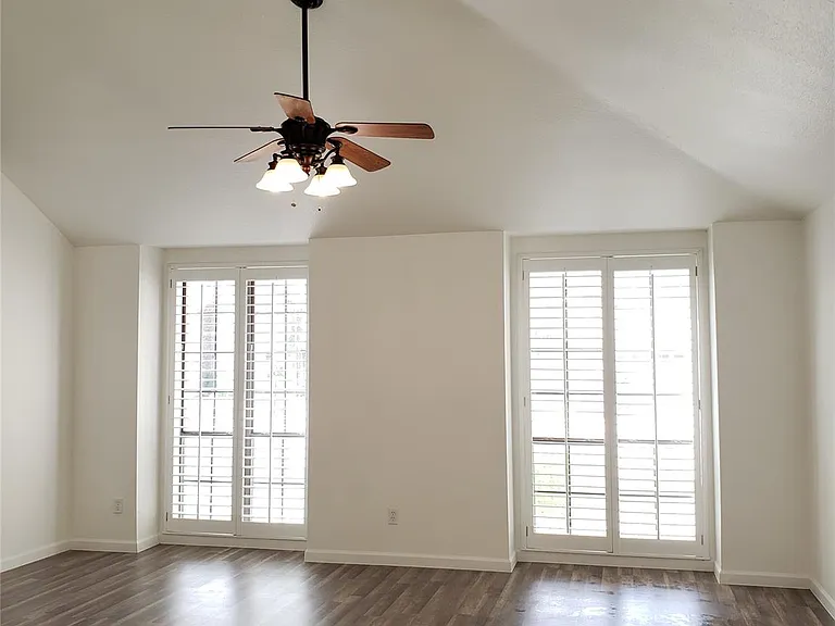703 Meadow Creek Dr — Photo 11