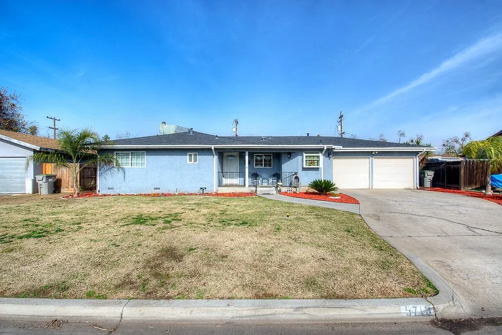 5713 E Ashlan Ave photo 1