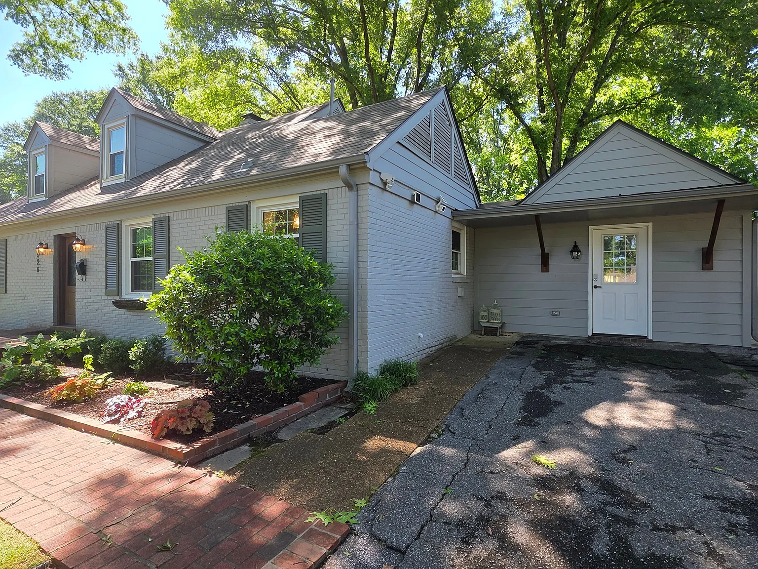 Spacious Two-Story Home with Sunroom, Fireplace & Fenced Backyard — Photo 3
