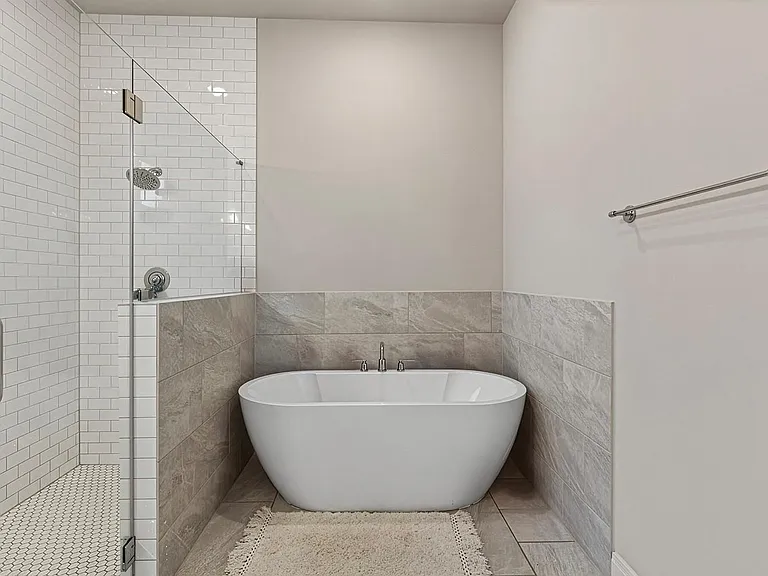 402 Gulfton St — Photo 16