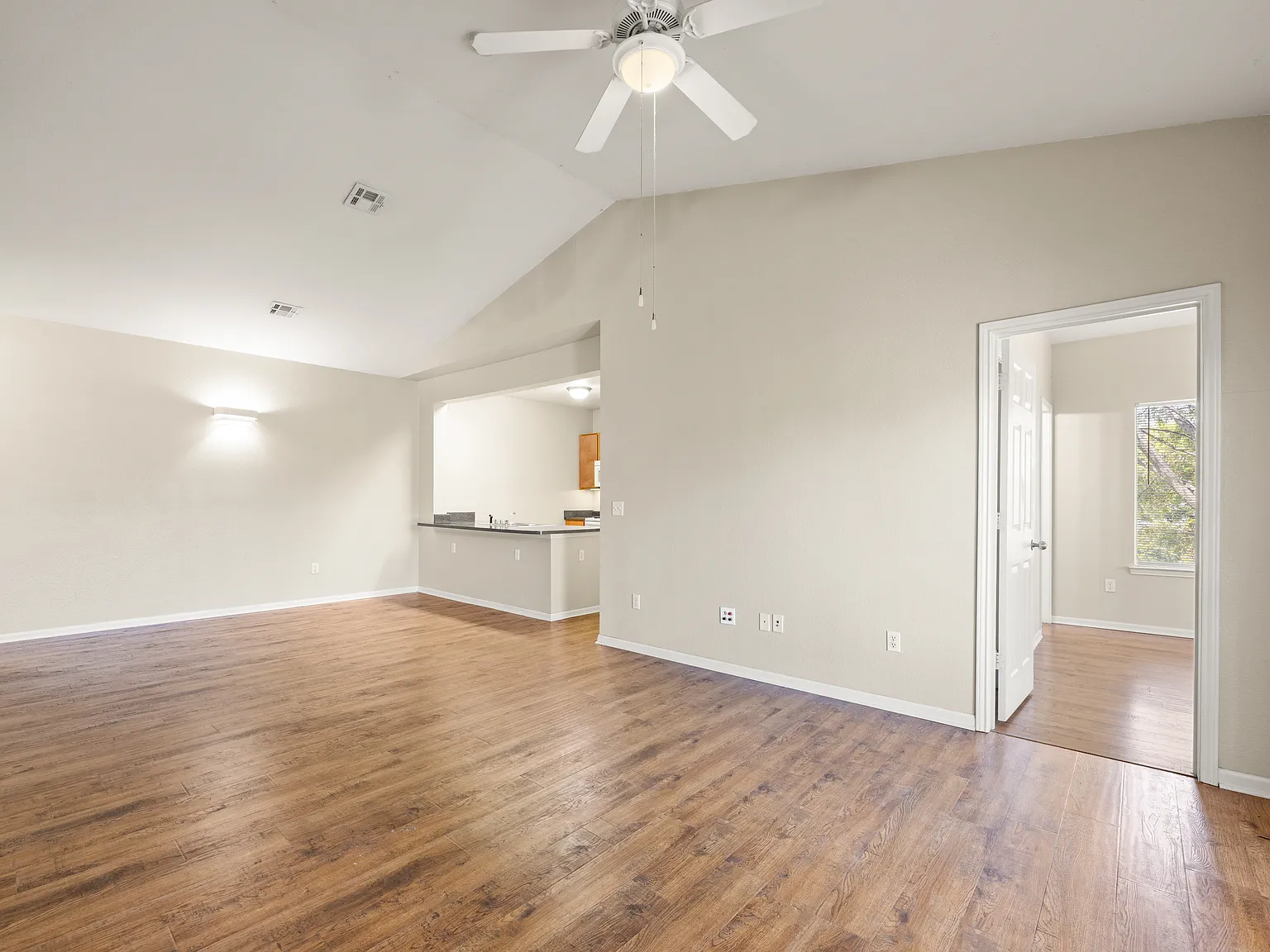 2 bed, 980 sqft, $1,250 — Photo 2