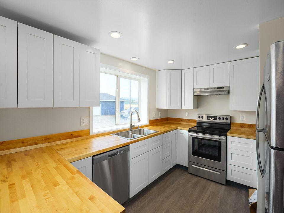 Enjoy modern interior finishes such as stainless steel appliances and the freshness of light cabinetry.
