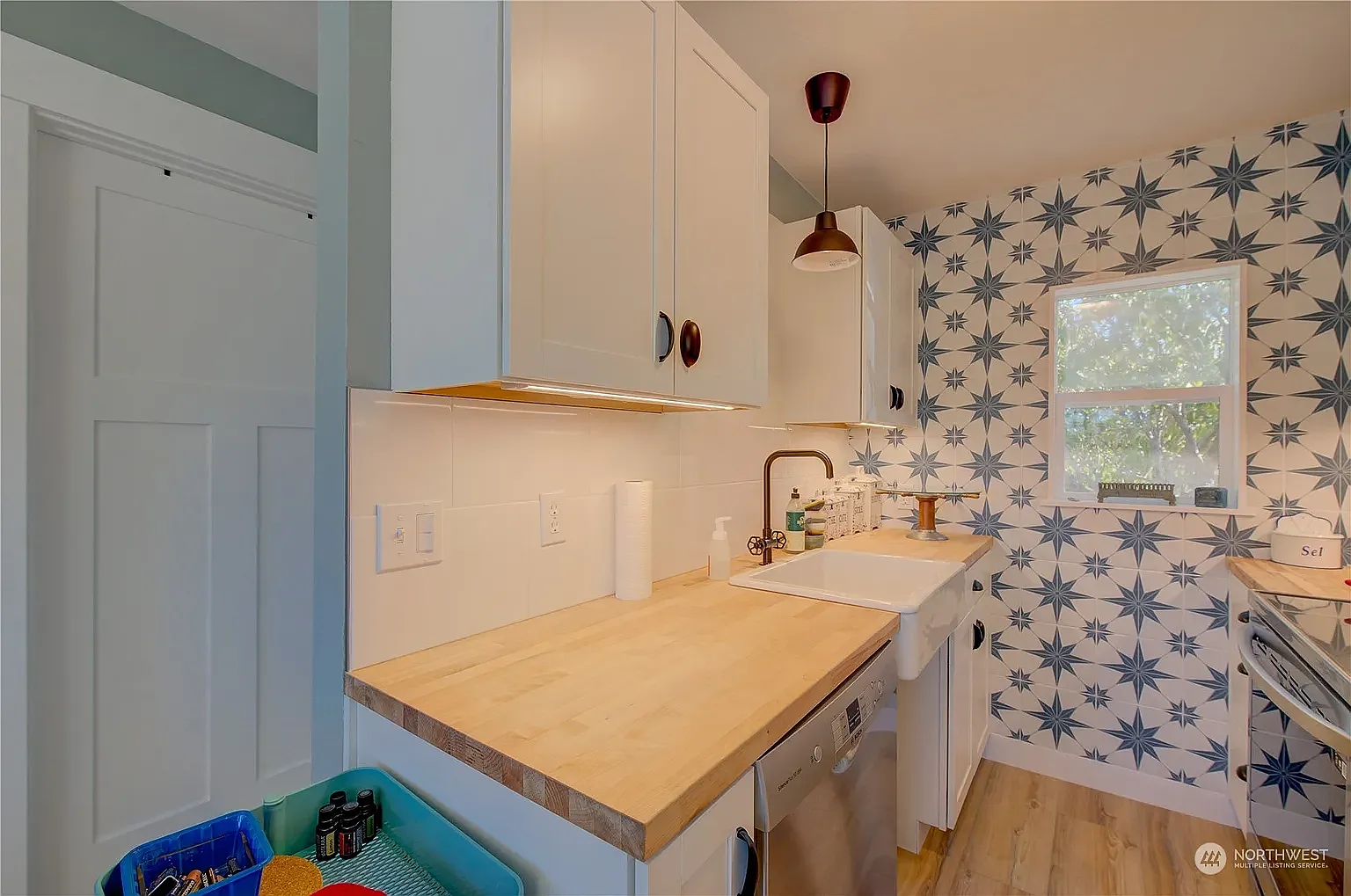 2 bed, 700 sqft, $1,800 — Photo 2