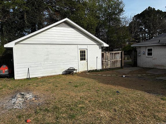 4th image of 802 W Iowa St