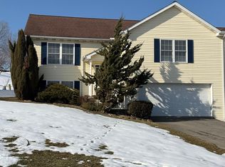 105 Northern Ct, Mount Hope, WV 25880