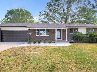 1042 N Country Acres Ave, Wichita, KS 67212