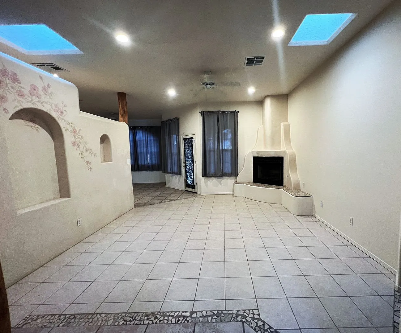 Beautiful 3 Bed 2 Bathroom home with Large Backyard — Photo 2