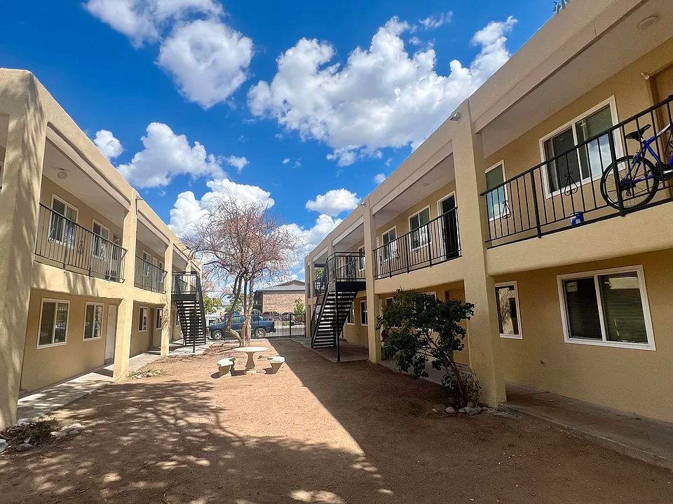 911 Alvarado Dr SE #4