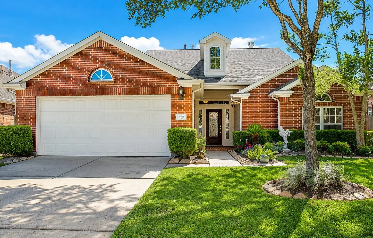 4 bed, 2.5 bath, 2100 sqft, $2,400 — Photo 1