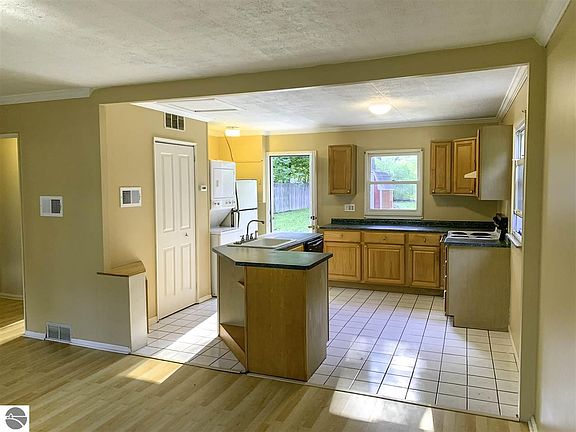 3rd image of 935 Avenue D