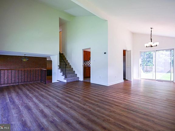 5th image of 916 Beaverbank Cir