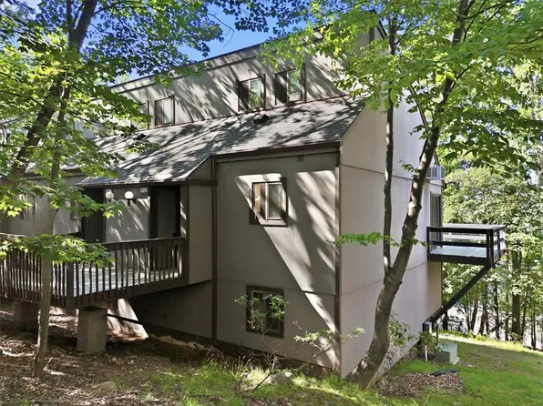 126 Cross Country Ln, Tannersville, PA 18372