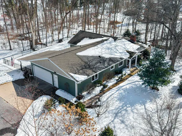2709 Summerset Cir, Suamico, WI 54173