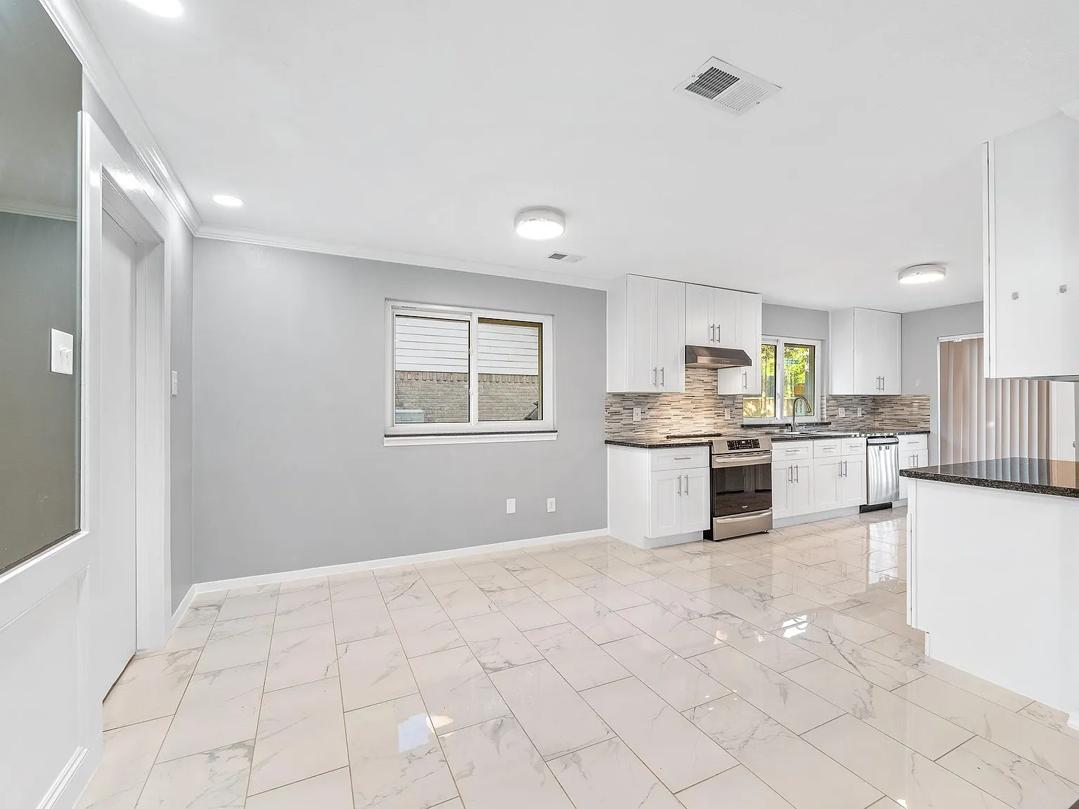 4 bed, 2.5 bath, 2542 sqft, $2,700 — Photo 4