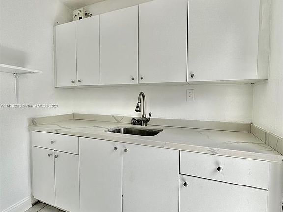 4th image of 330 NE 70th St APT 4