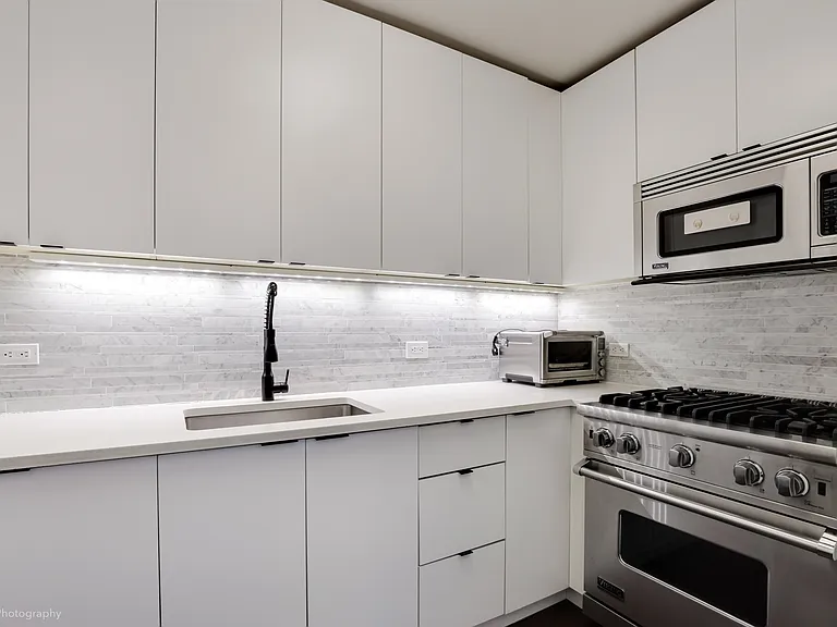 200 E 94th St #1115 — Photo 5