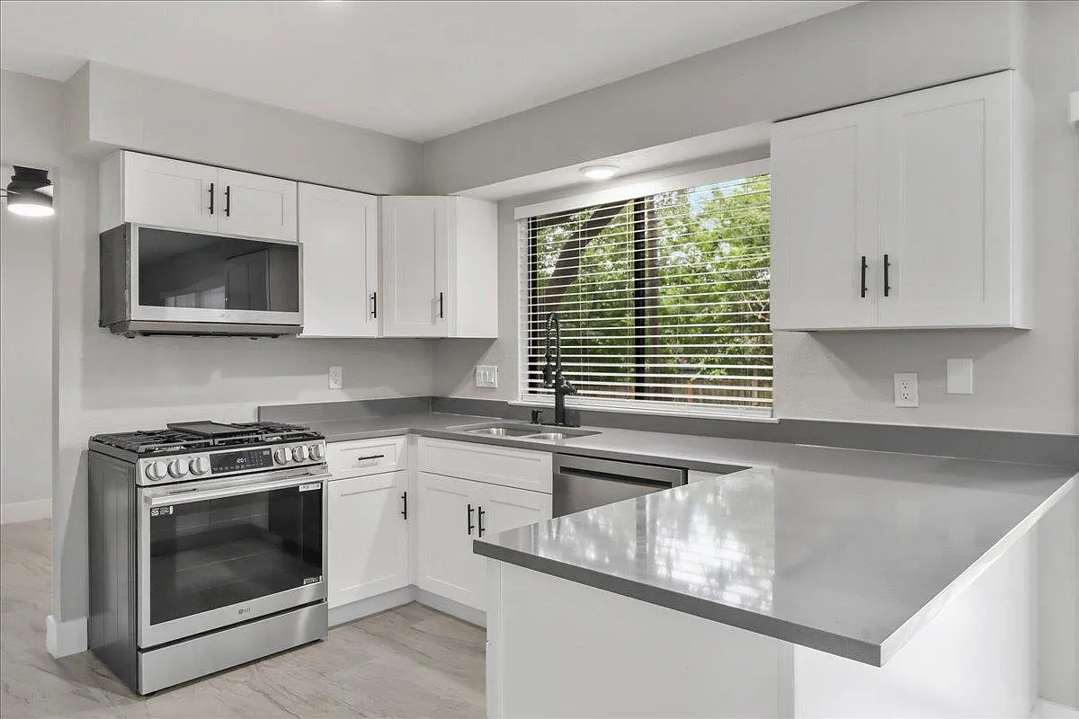 4 bed, 2.5 bath, 2294 sqft, $2,900 — Photo 2
