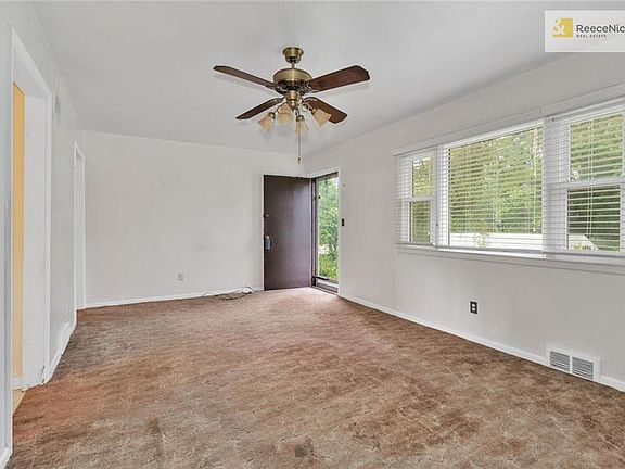 5th image of 1074 Elizabeth St